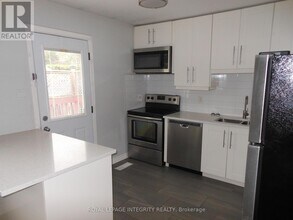 2 Laurie Ct in Ottawa, ON - Building Photo - Building Photo