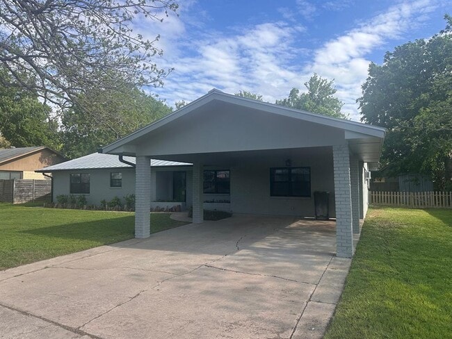 110 Jones St in Bastrop, TX - Building Photo - Building Photo