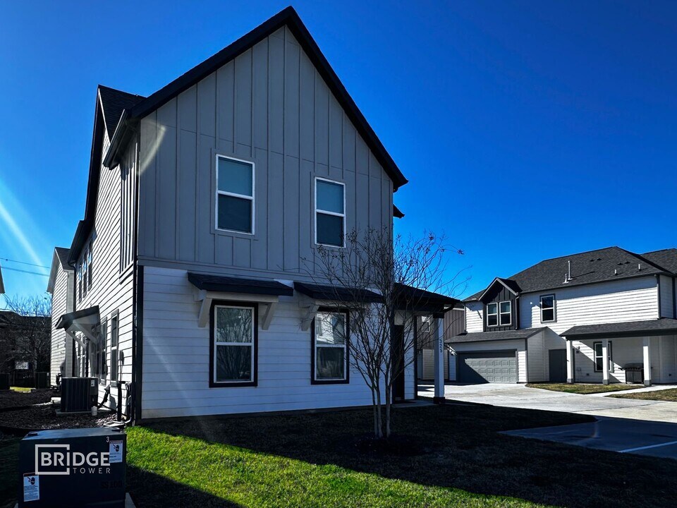 325 Huisache St in Lake Jackson, TX - Building Photo