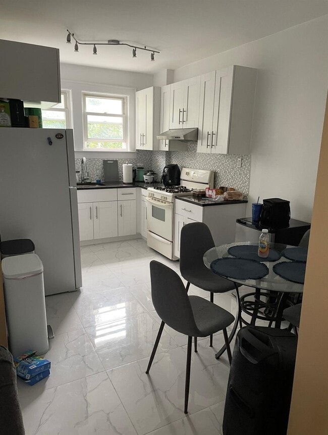 39-14 214th Pl in Queens, NY - Building Photo - Building Photo