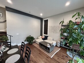 1543 N Bosworth Ave, Unit 2 in Chicago, IL - Building Photo - Building Photo