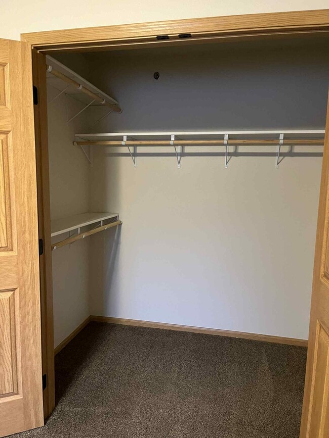 1412 12th Ave SE in Watertown, SD - Foto de edificio - Building Photo