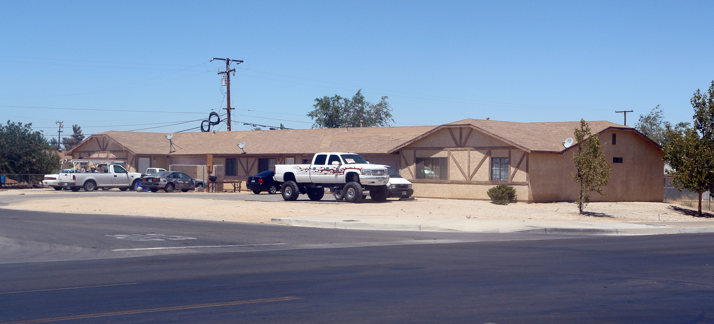 13312 Navajo Rd in Apple Valley, CA - Building Photo