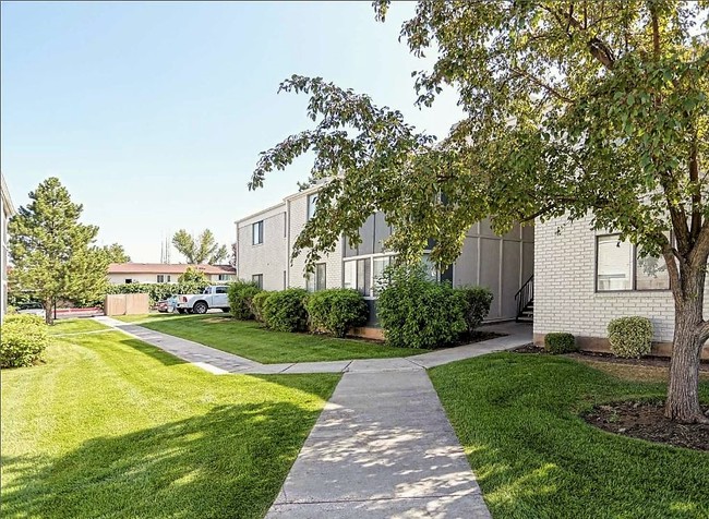 Goldstone Place Apartments in Clearfield, UT - Foto de edificio - Building Photo