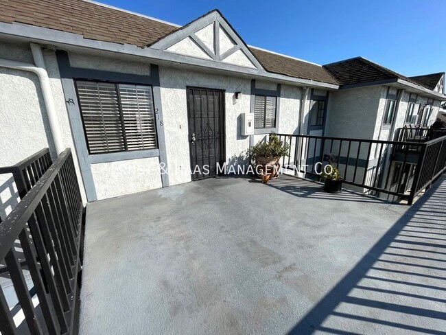 2599 Walnut Ave in Signal Hill, CA - Building Photo - Building Photo