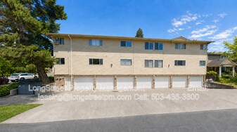 4606 NE Broadway in Portland, OR - Building Photo