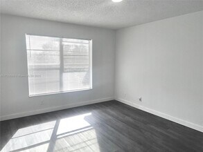 8450 Lagos De Campo Blvd in Tamarac, FL - Foto de edificio - Building Photo