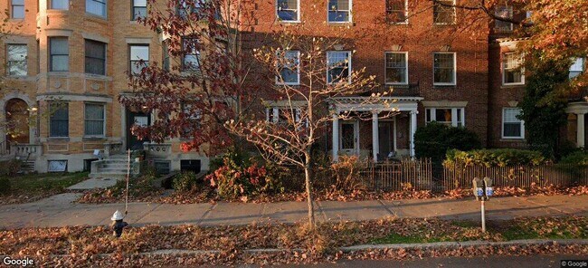 1726 Beacon St in Brookline, MA - Foto de edificio - Building Photo