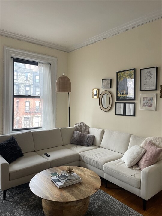 315 Beacon St, Unit 8 in Boston, MA - Building Photo