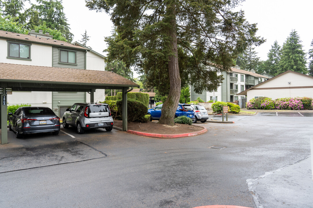 Falcon Ridge Condominiums in Kirkland, WA - Building Photo