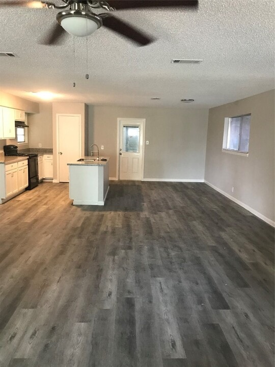 121 La Laja Dr in Angleton, TX - Building Photo