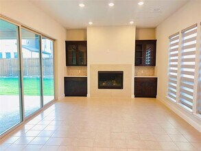 6825 Entwistle Rd in Frisco, TX - Foto de edificio - Building Photo