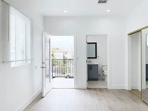 1235 W 37th Pl in Los Angeles, CA - Foto de edificio - Building Photo