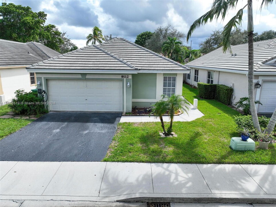 9112 Lake Park Cir S in Davie, FL - Building Photo