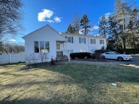 22 Emerald Ln in Huntington Station, NY - Building Photo