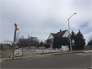 114 Cesar E Chavez in Pontiac, MI - Foto de edificio - Building Photo