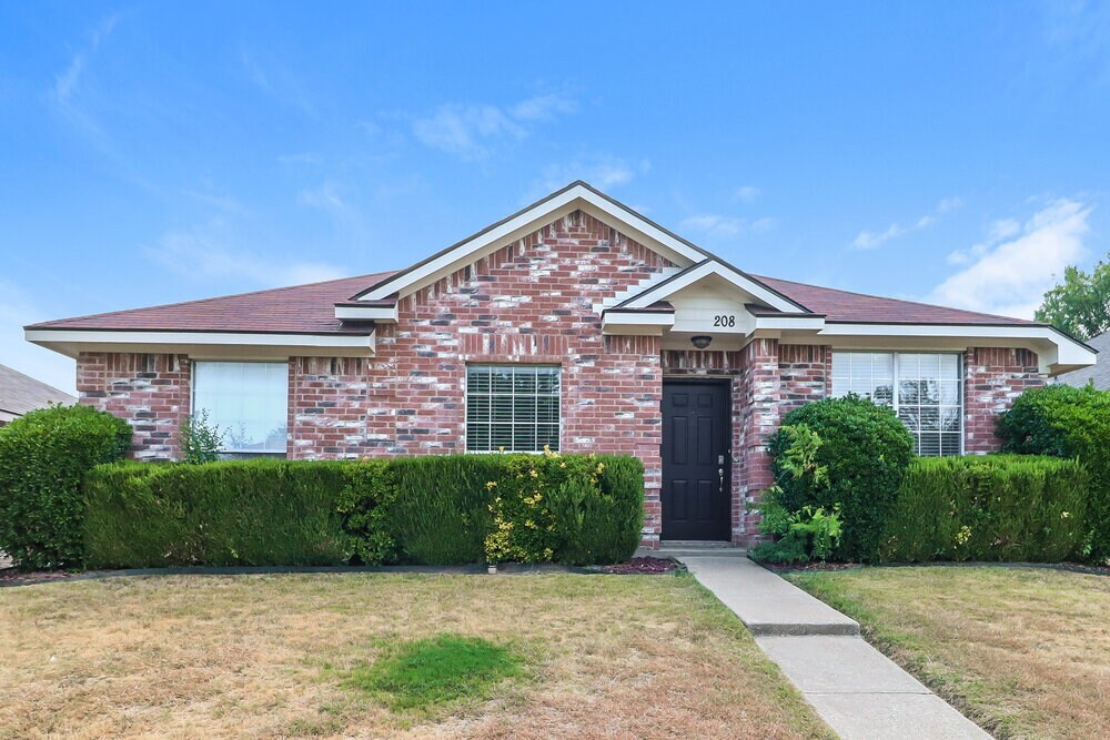 208 Rosewood Ln in Cedar Hill, TX - Building Photo