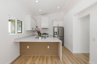 3684 Curlew St in San Diego, CA - Building Photo - Building Photo