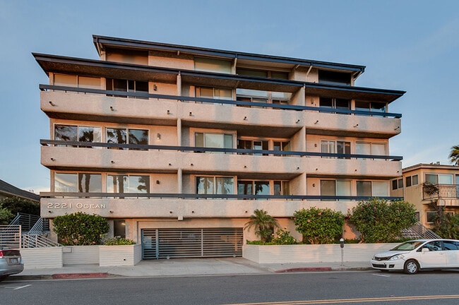 2221 Ocean Ave, Unit 205 in Santa Monica, CA - Building Photo - Building Photo