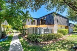2453 Waterside Dr in Lake Worth Beach, FL - Building Photo