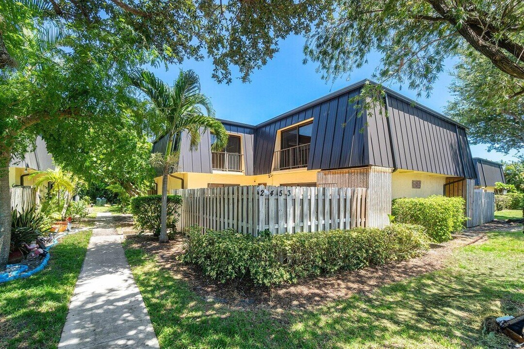 2453 Waterside Dr in Lake Worth Beach, FL - Building Photo