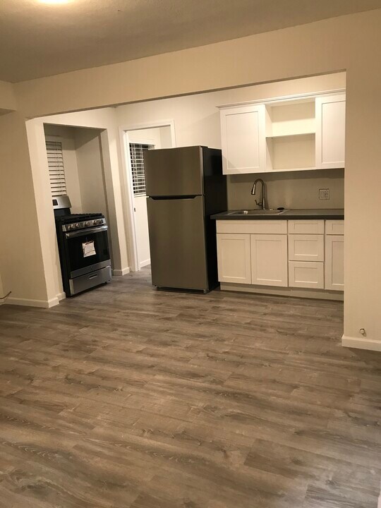 2135 Magnolia Ave in Los Angeles, CA - Building Photo