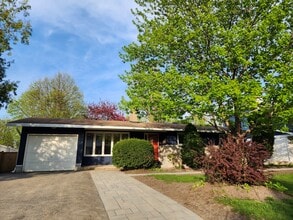 73 Queensline Dr in Ottawa, ON - Building Photo - Building Photo