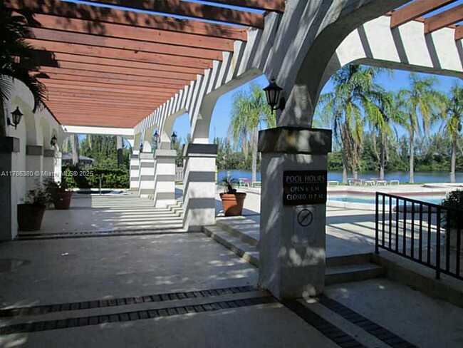 323 Ives Dairy Rd in North Miami Beach, FL - Building Photo - Building Photo