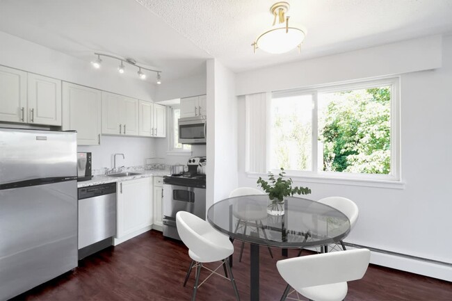 Redwood Manor in New Westminster, BC - Building Photo - Building Photo