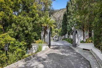 1756 Clear View Dr in Beverly Hills, CA - Building Photo - Building Photo