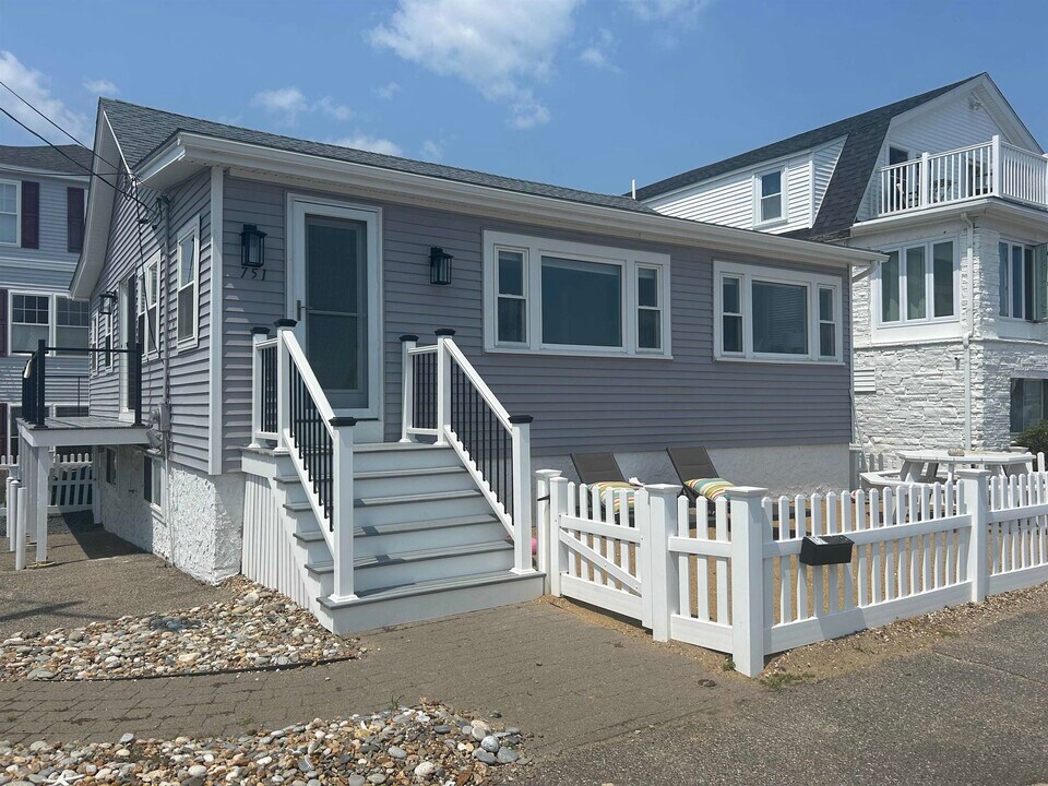 751 Ocean Blvd in Hampton, NH - Building Photo