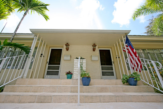 Santander in Coral Gables, FL - Foto de edificio - Building Photo