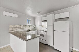 4811 Oakland St in Houston, TX - Building Photo