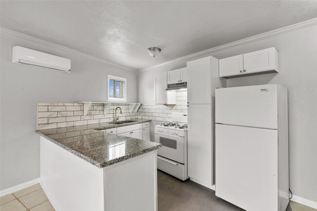 property at 4811 Oakland St