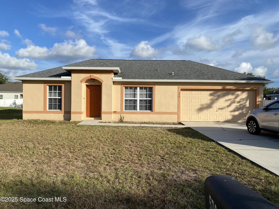 570 Nackman Rd NW in Palm Bay, FL - Building Photo