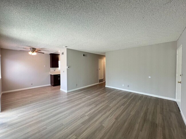 126 Lisa Ln-Unit -#C in Costa Mesa, CA - Building Photo - Building Photo