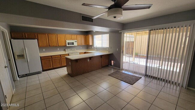 5846 W Gelding Dr in Glendale, AZ - Building Photo - Building Photo