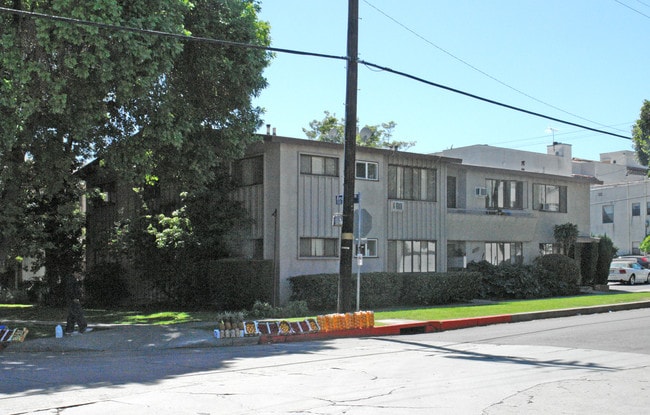 8664 Whitworth Dr in Los Angeles, CA - Building Photo - Building Photo