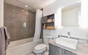 7 Wood St, Unit SI ID1490297P in Toronto, ON - Building Photo - Building Photo