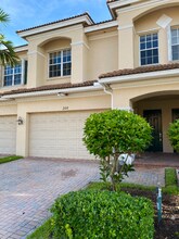 266 SW Walking Path in Stuart, FL - Foto de edificio - Building Photo