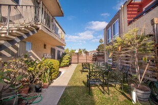 1069 Chalcedony St in San Diego, CA - Building Photo