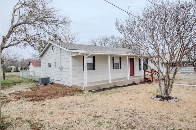 306 N Bois D Arc St in Savoy, TX - Building Photo - Building Photo