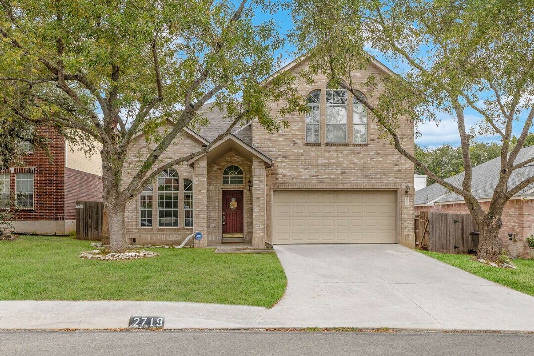 2719 Rancho Mirage in San Antonio, TX - Foto de edificio