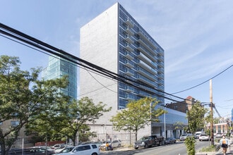 42-29 Parsons Blvd in Flushing, NY - Foto de edificio - Building Photo
