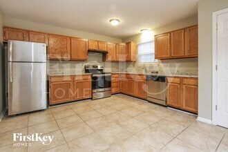 8322 Southern Springs Dr in Indianapolis, IN - Foto de edificio - Building Photo