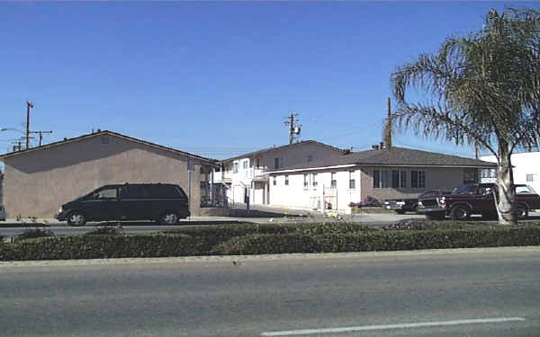 Saviers Apartments in Oxnard, CA - Foto de edificio - Building Photo