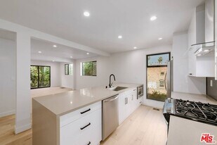 3431 Larissa Dr in Los Angeles, CA - Building Photo