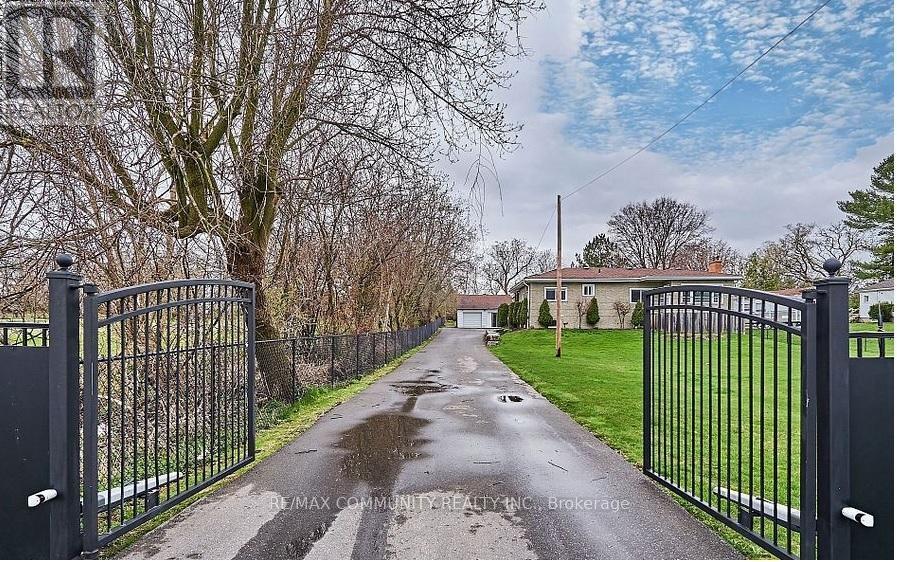 2170 Thornton Rd N in Oshawa, ON - Building Photo