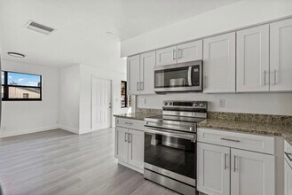 230 SW 13th Ave in Fort Lauderdale, FL - Foto de edificio - Building Photo