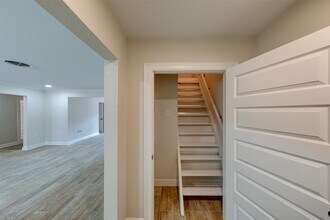 8826 Robindell Dr in Houston, TX - Building Photo - Building Photo